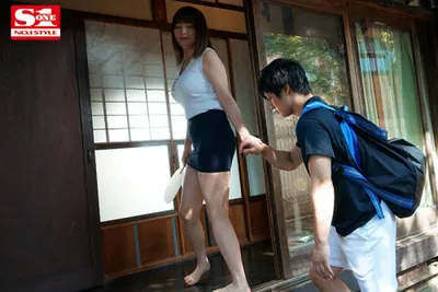 Anh chàng dam dang chim khi nhìn trộm em họ ngoại tình với chồng