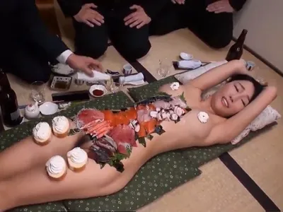 Cô tiền bối dâm và những anh cthằng nhỏ được thưởng thức đồ lạ