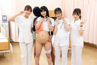 Những nữ nhân viên chăm sóc bệnh viện vừa chăm sóc bệnh nhân vừa bị trả bài đến bắn cả nước