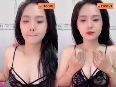 Cô bạn gái răng khểnh khoe hàng tròn trắng