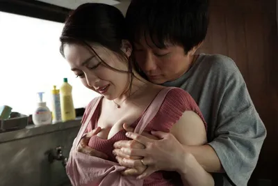 Cậu con trai ở nhà địt mẹ kế trong khi bố đã đi bàn việc làm ăn xa