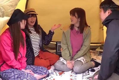 Chuyện lạ đời, ông chồng thay người vợ đi cắm trại với mấy cô bạn của vợ yêu ở khu phố…