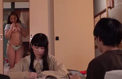 đến nhà người tình học nhóm nhưng chị gái cô ấy lại gạ tình