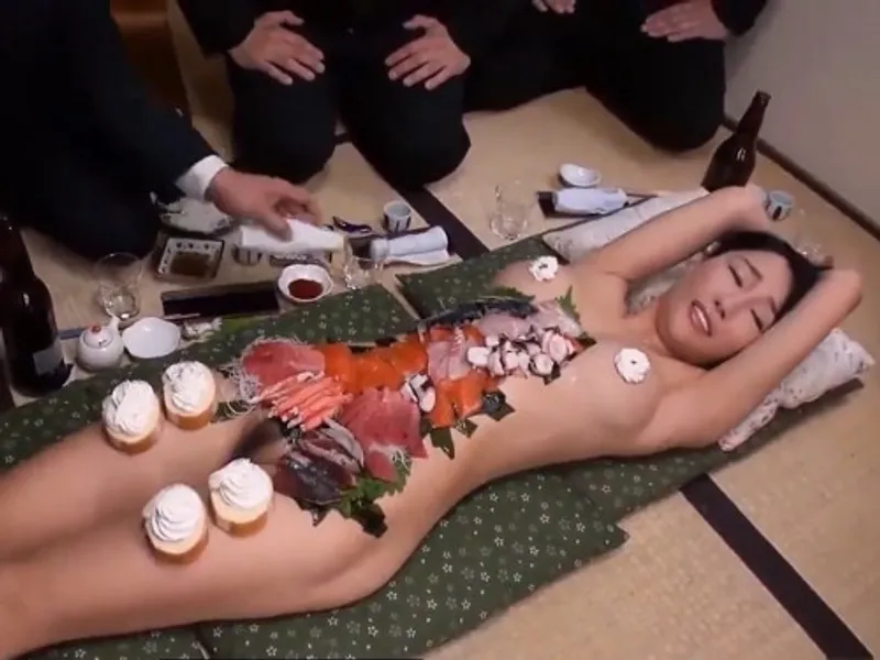 Cô tiền bối dâm và những anh cthằng nhỏ được thưởng thức đồ lạ