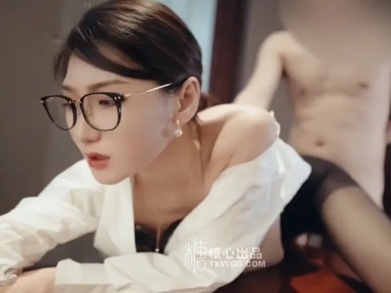 Vào phòng riêng được tiền bối nữ dâm dục liếm cây hàng cho