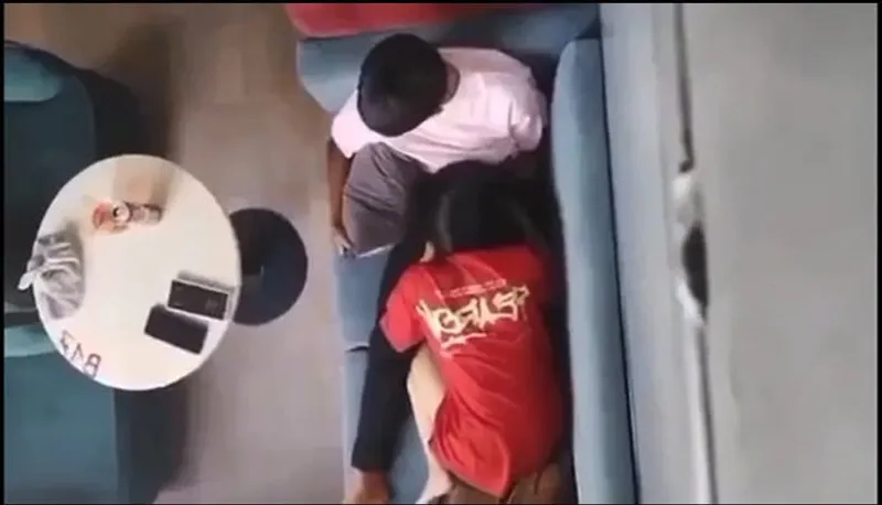 Quay lén người tình mút liếm cho em ghệ nơi công cộng