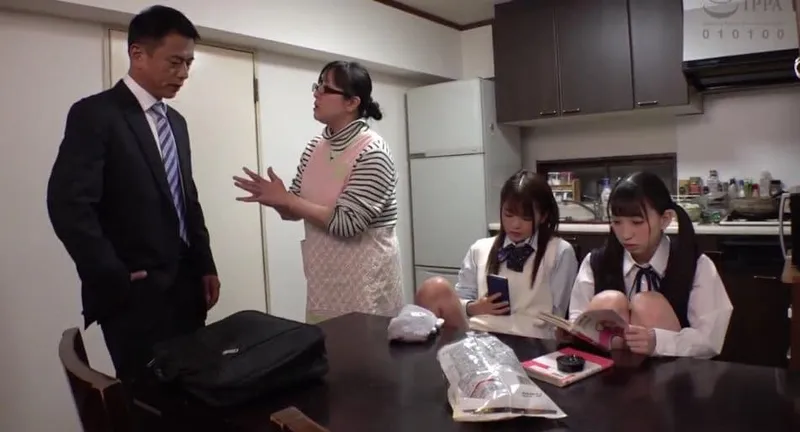 Ngày đầu gặp mặt bố dượng đã trả bài 2 cô con gái riêng của vợ