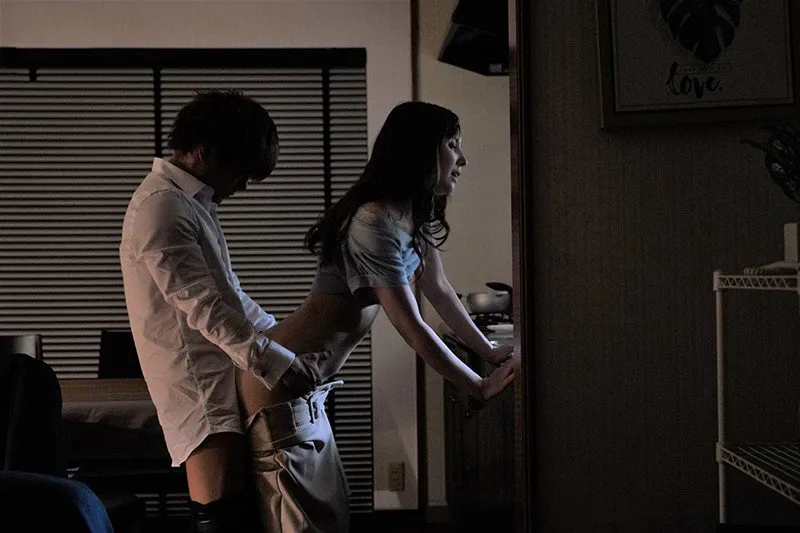 Tiền bối đi bàn việc làm ăn, cậu nhân viên đến nhà xoạc bà xã ông ấy